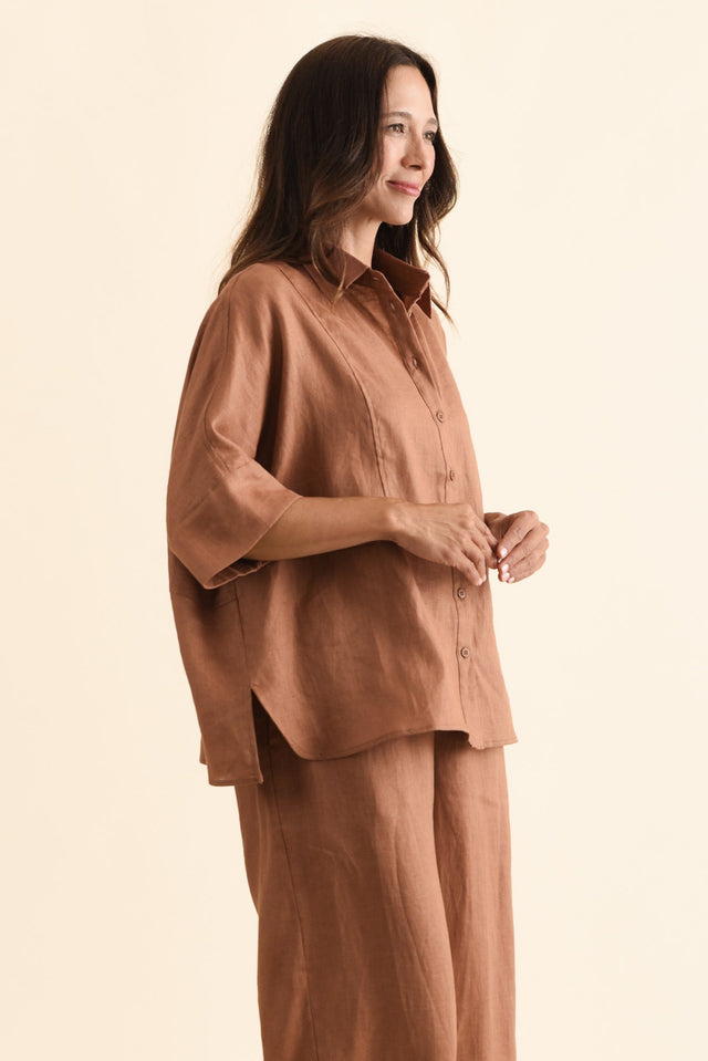 alt text|model:Cara image 3