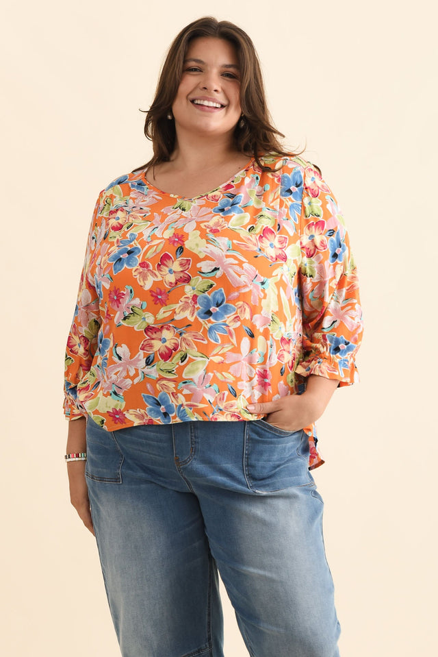 plus-size,curve-tops,plus-size-sleeved-tops,alt text|model:Gabby image 9