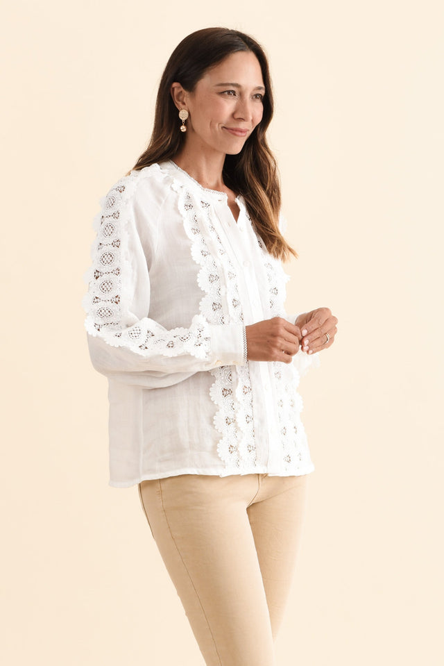 alt text|model:Cara image 4