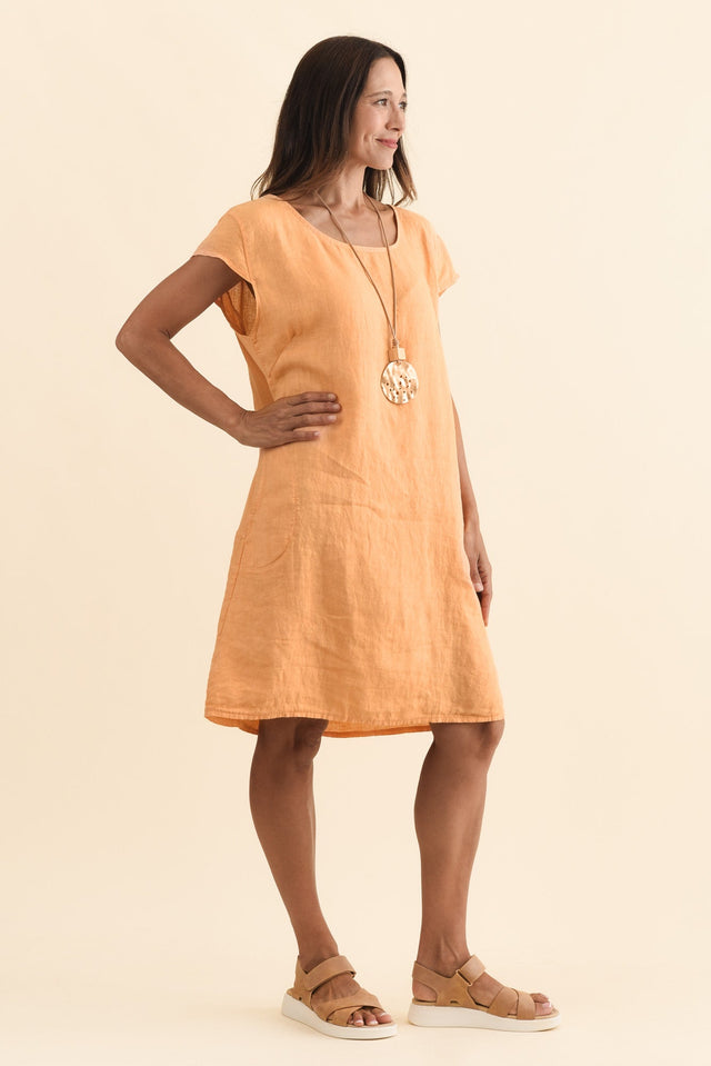 alt text|model:Cara image 4