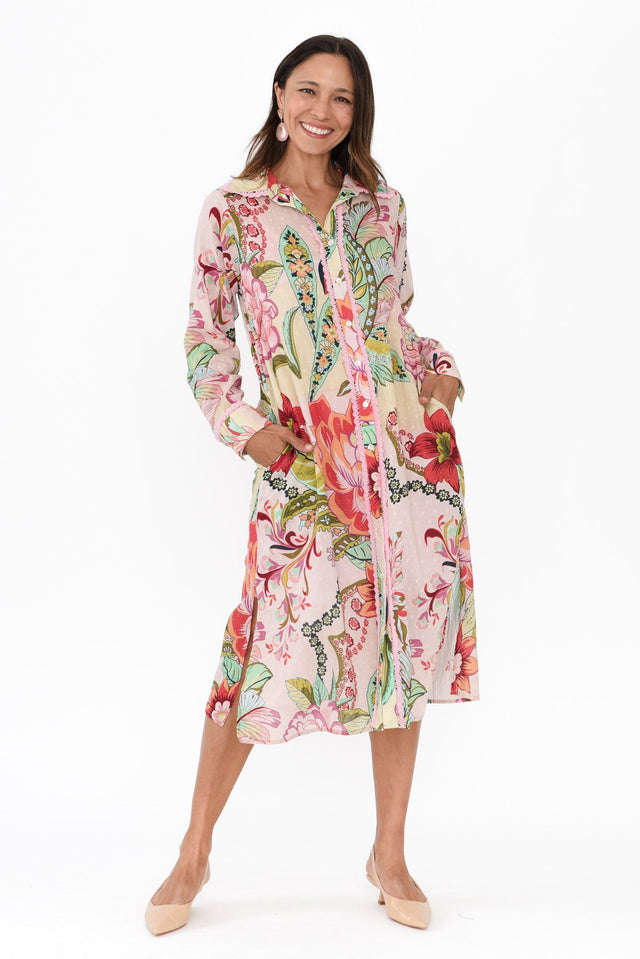 alt text|model:Cara image 4