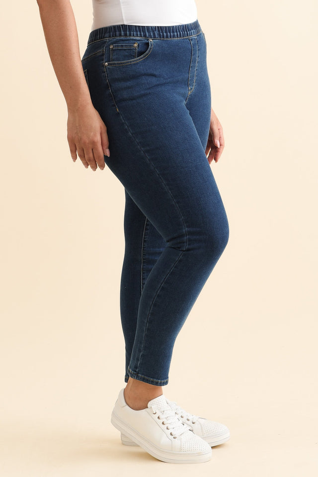 alt text|model:Emilia image 10