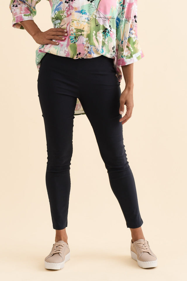 alt text|model:Cara image 1